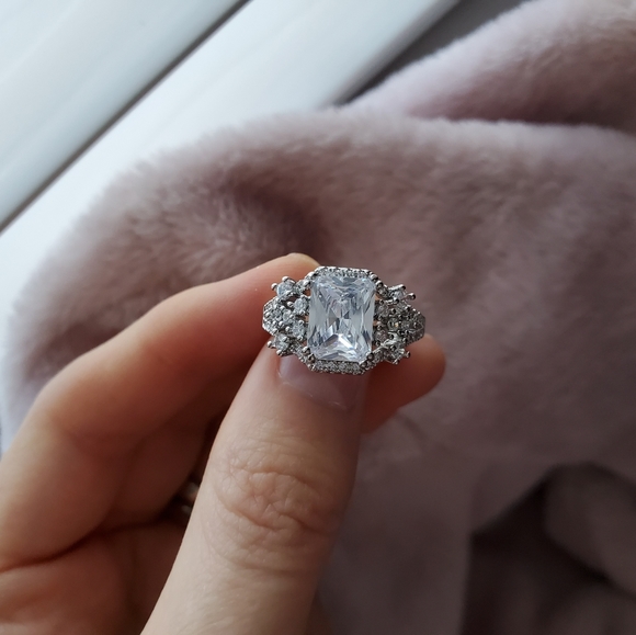 Gorgeous White Topaz Wedding Engagement Ring - Picture 4 of 8